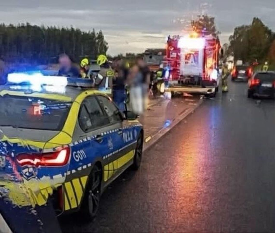 Zderzenie dwóch samochodów w Targowisku. Dziecko przebadane przez ratowników, utrudnienia na DW963 Zderzenie dwóch samochodów w Targowisku. Dziecko przebadane przez ratowników, utrudnienia na DW963