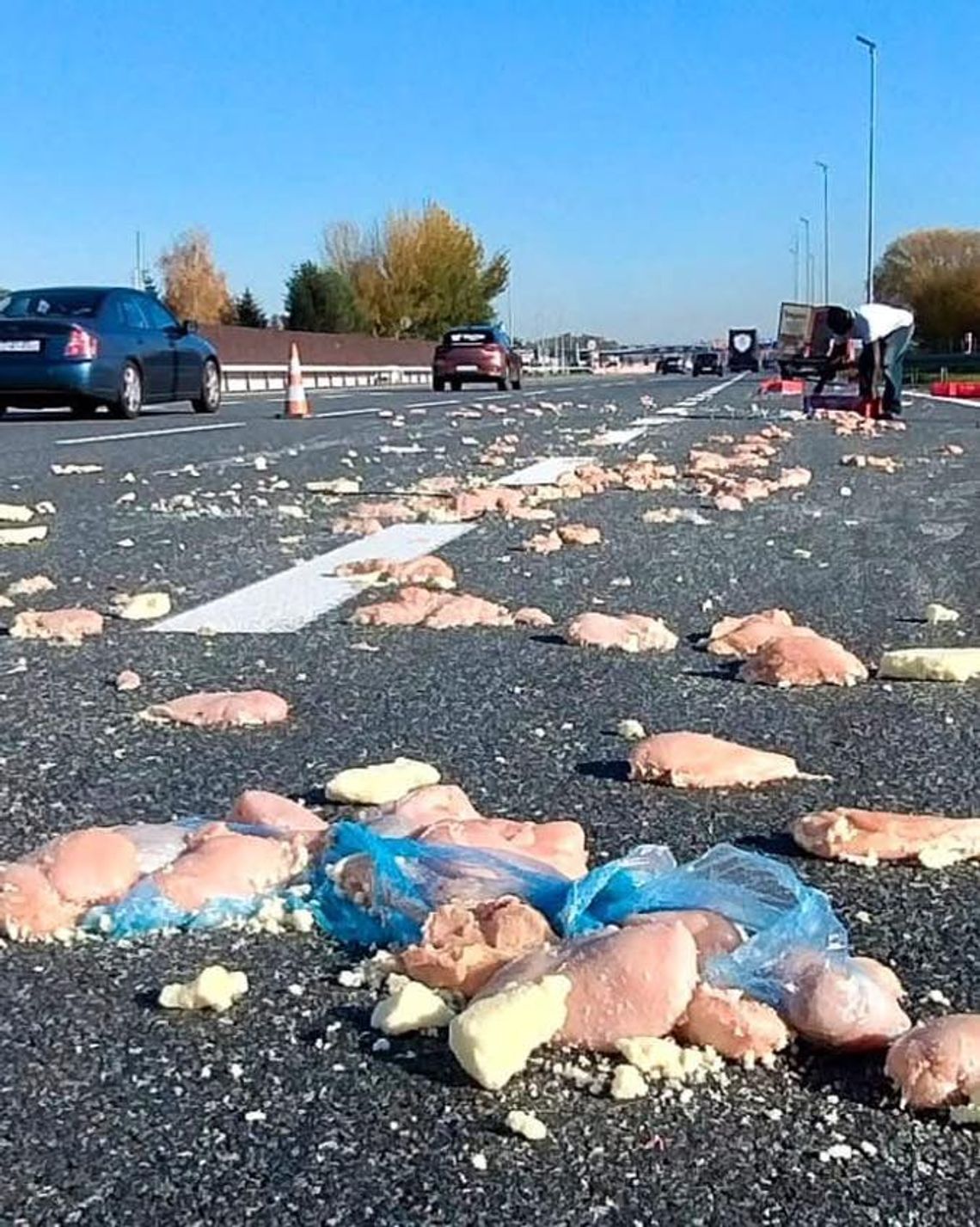 Zderzenie pojazdów na A4. Mięso wysypało się na jezdnie Zderzenie pojazdów na A4. Mięso wysypało się na jezdnie