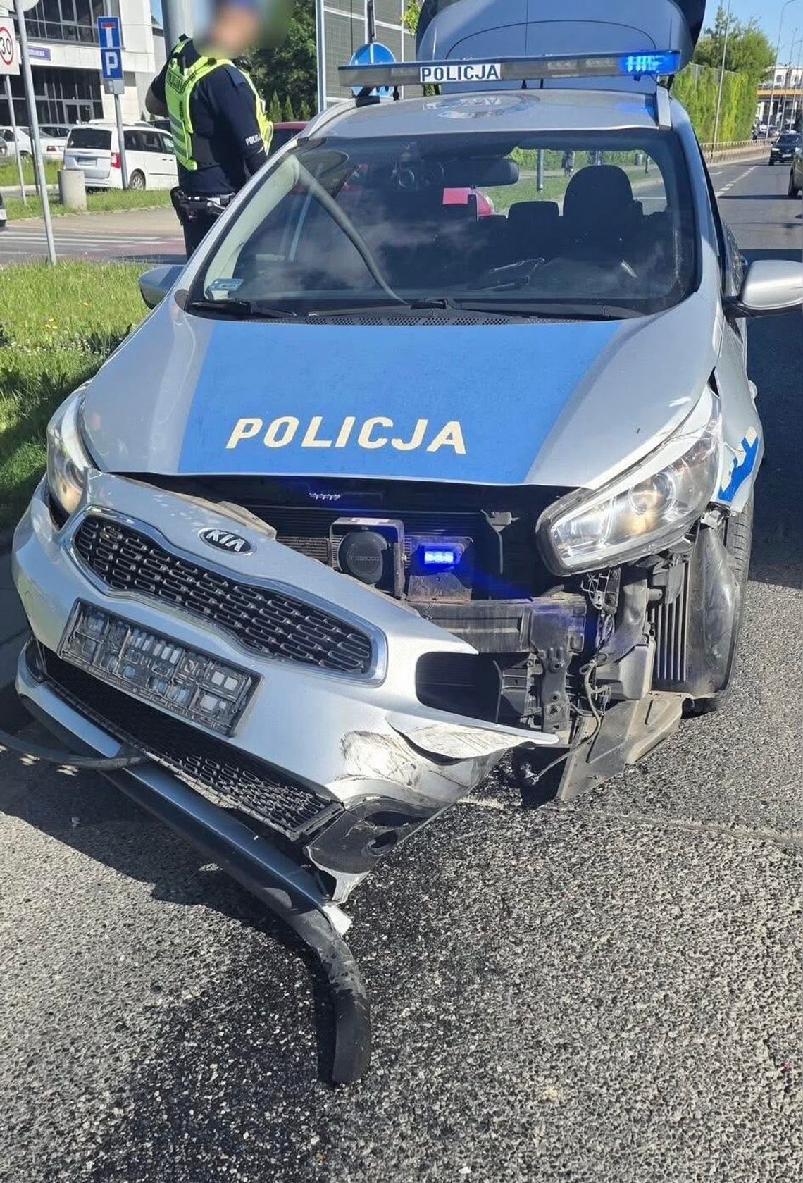 Zderzenie radiowozu z busem na ul. Lipskiej w Krakowie. Policjant sprawcą kolizji Zderzenie radiowozu z busem na ul. Lipskiej w Krakowie. Policjant sprawcą kolizji