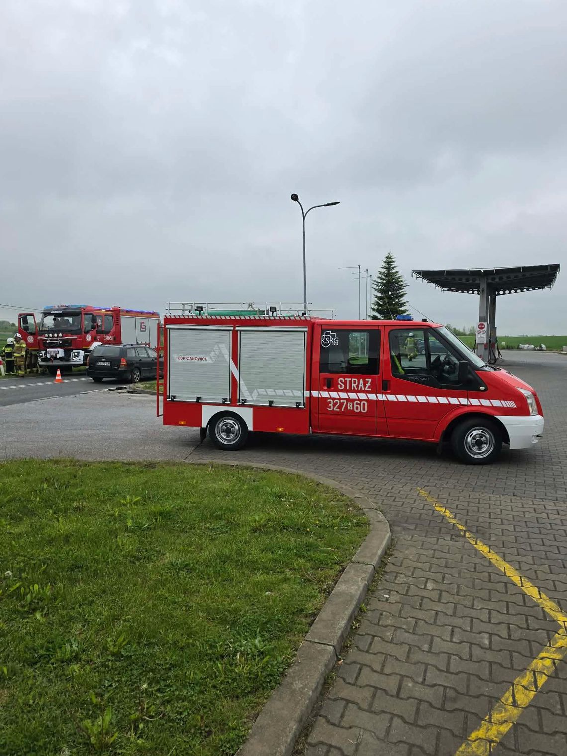 Zderzenie trzech samochodów w Skale. Dwa pojazdy wylądowały w rowie