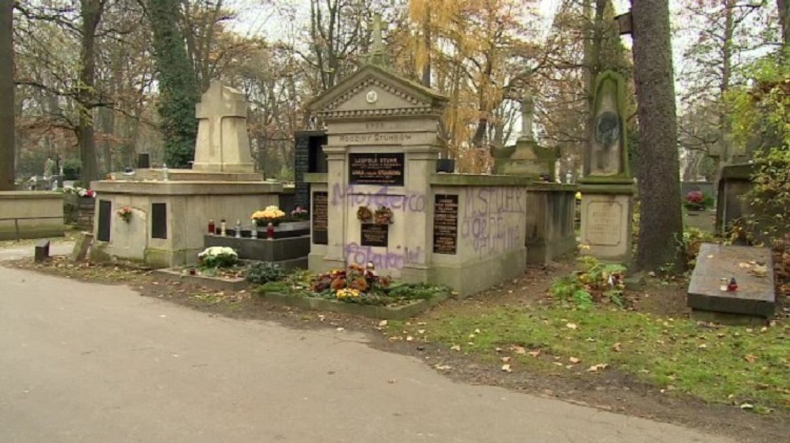 Zdewastowano grobowiec rodziny Stuhrów na Cmentarzu Rakowickim w Krakowie