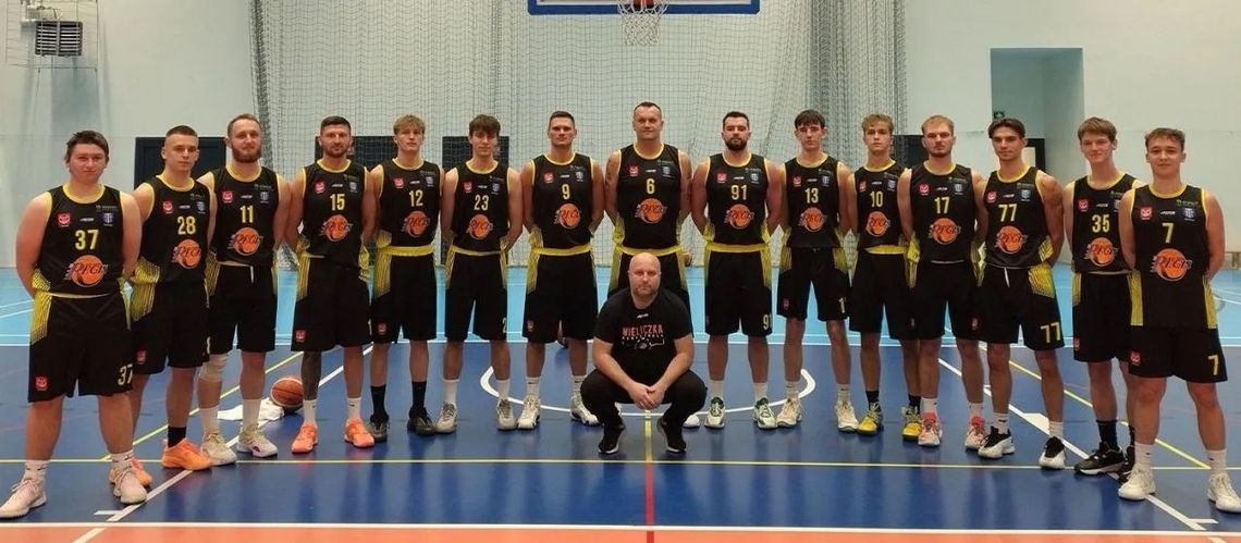Zwycięstwo seniorów UKS Regis nad liderem 3 Ligi w koszykowce