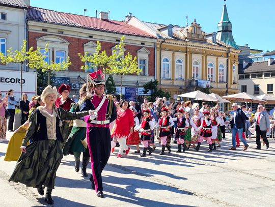 Wieliczka. Międzypokoleniowy Polonez na Sto Par [zdjęcia]