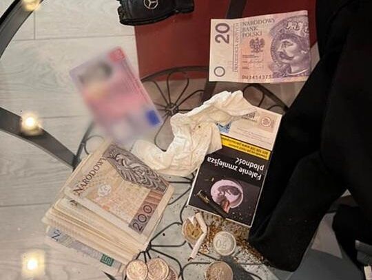 Policja dopadła podejrzanych. Narkotyki wyrzucali przez okno [zdjęcia]