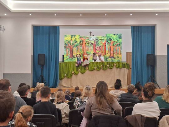 Bajkowe historie i teatralne emocje w Książnicach! Trzy spektakle przyciągnęły mieszkańców. Wielki finał z „Jasiem i Małgosią” [zdjęcia]