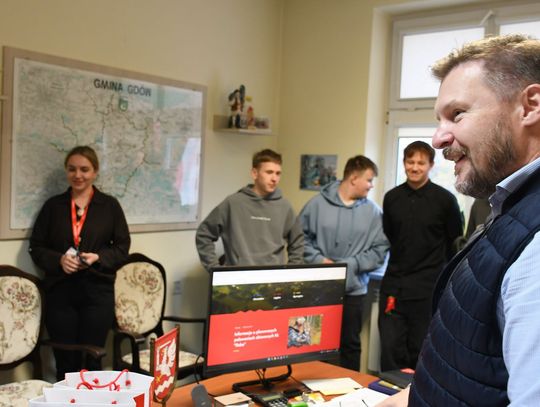 Uczniowie zajrzeli za kulisy pracy Urzędu Gminy Gdów. Poznali samorząd od kuchni [zdjęcia]